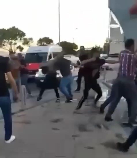 İki grup arasında sopalı yumruklu kavga