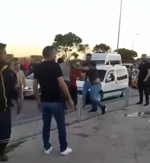 İki grup arasında sopalı yumruklu kavga