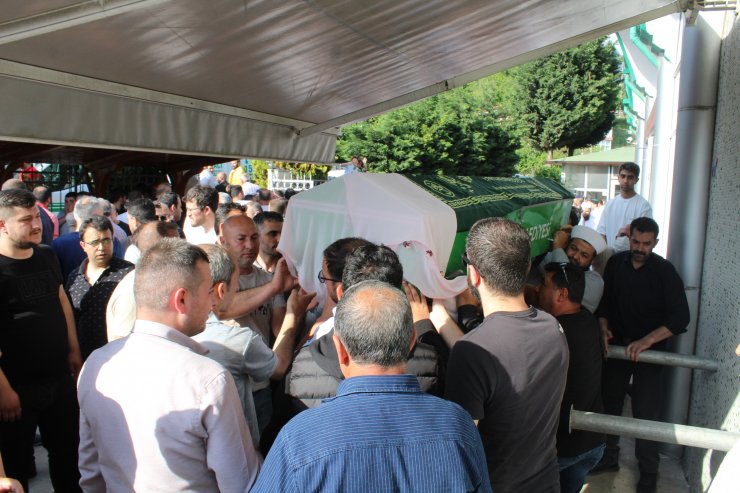 Kamyonun kameriyeye çarptığı kazada yaralanan Ayşenur, kurtarılamadı