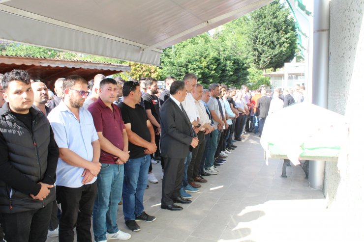 Kamyonun kameriyeye çarptığı kazada yaralanan Ayşenur, kurtarılamadı