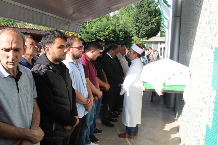 Kamyonun kameriyeye çarptığı kazada yaralanan Ayşenur, kurtarılamadı