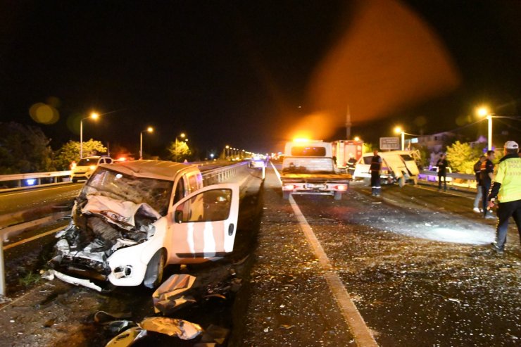 Minibüs ters yöne girdi; 1'i ağır 5 yaralı