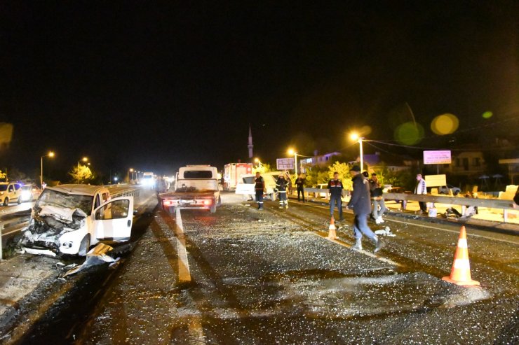 Minibüs ters yöne girdi; 1'i ağır 5 yaralı