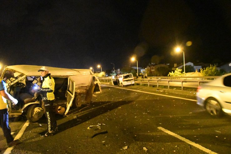 Minibüs ters yöne girdi; 1'i ağır 5 yaralı