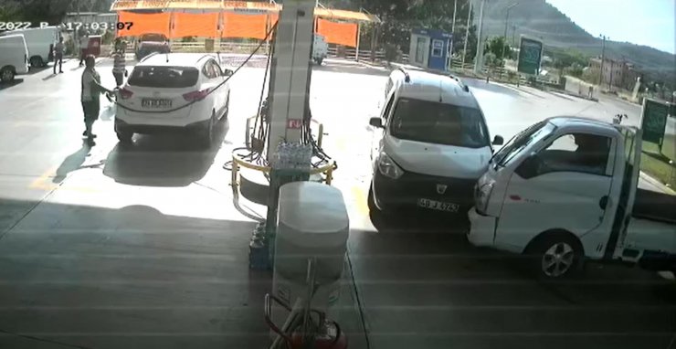 Muğla'da kontrolden çıkan kamyonet akaryakıt istasyonuna girdi