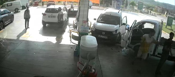 Muğla'da kontrolden çıkan kamyonet akaryakıt istasyonuna girdi