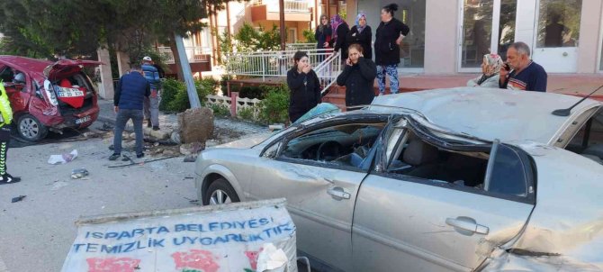 Otomobil, park halindeki otomobilin üzerine uçtu