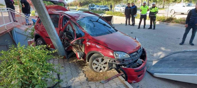 Otomobil, park halindeki otomobilin üzerine uçtu