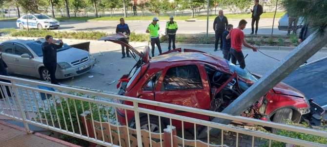 Otomobil, park halindeki otomobilin üzerine uçtu