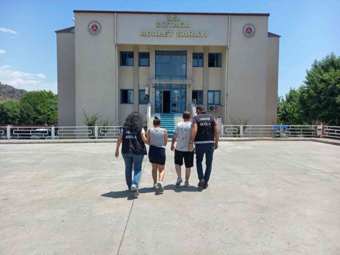 Otomobilde uyuşturucuyla yakalanan iki şüpheliden biri tutuklandı