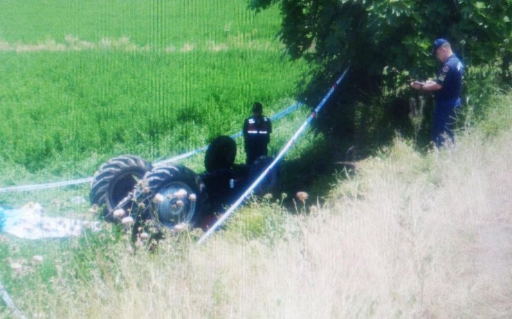 Traktör devrildi: 2 ölü