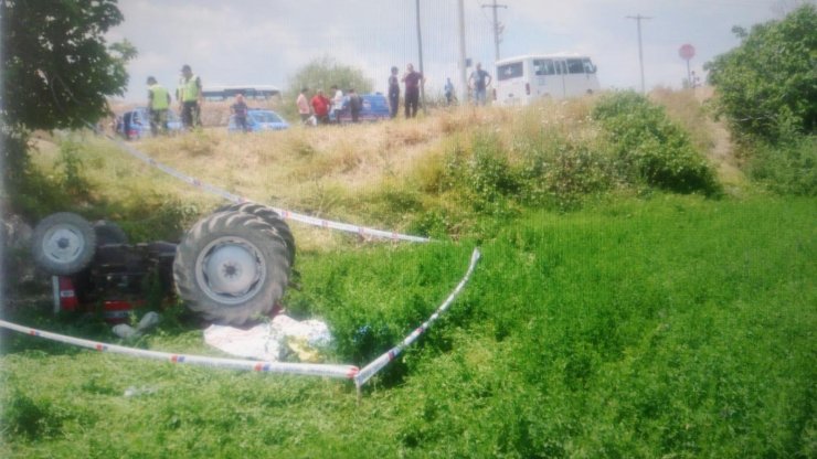 Traktör devrildi: 2 ölü