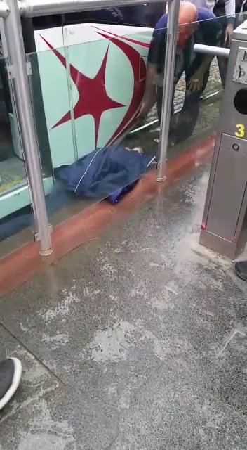 Tramvayın çarptığı genç kız yaralandı