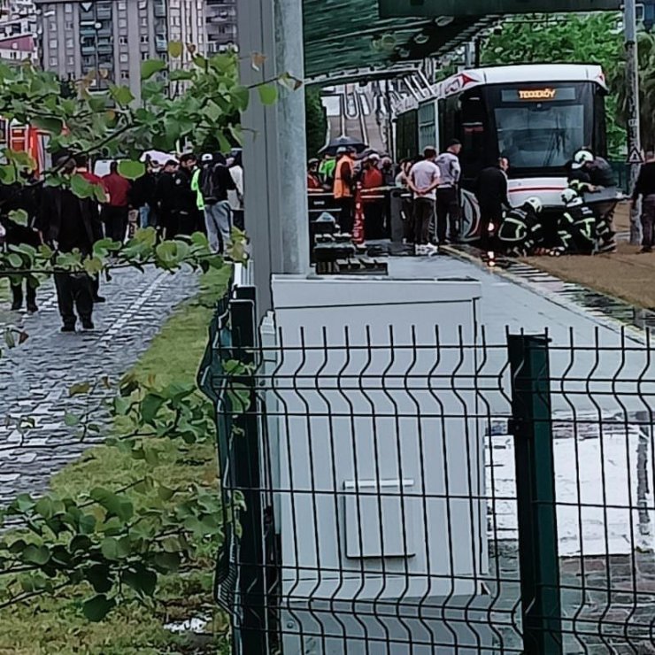 Tramvayın çarptığı genç kız yaralandı