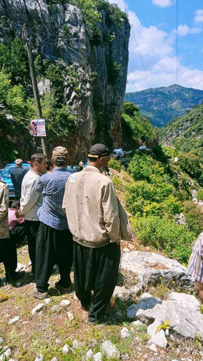 Uçuruma düşen otomobilin sürücüsü hayatını kaybetti