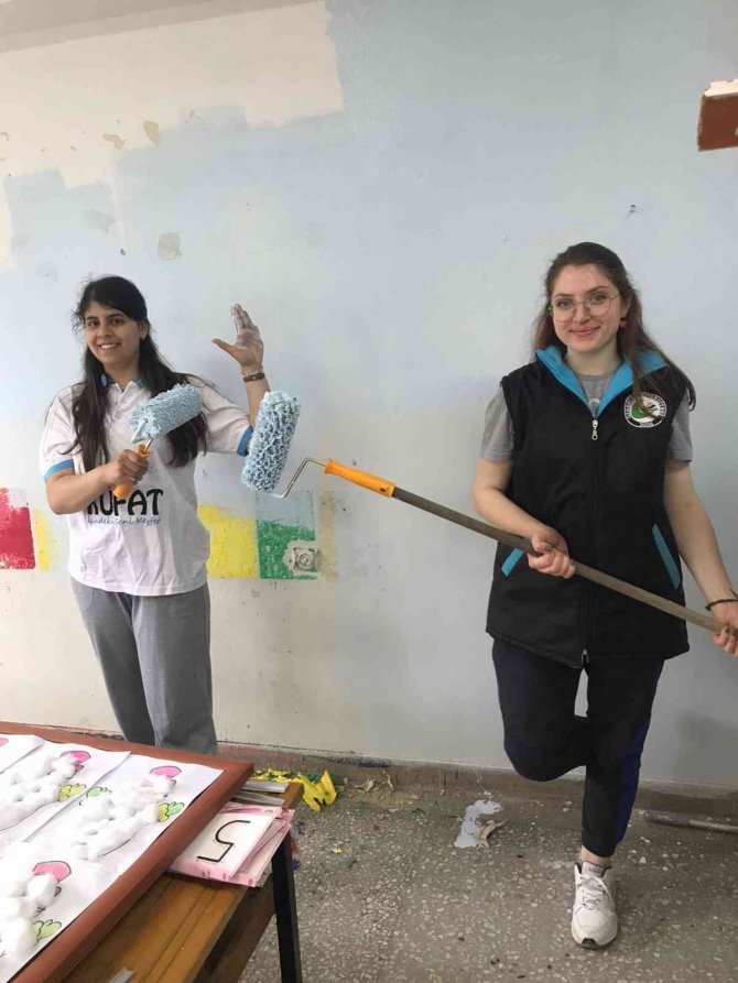 Üniversiteliler kendi harçlıklarıyla okul boyadı