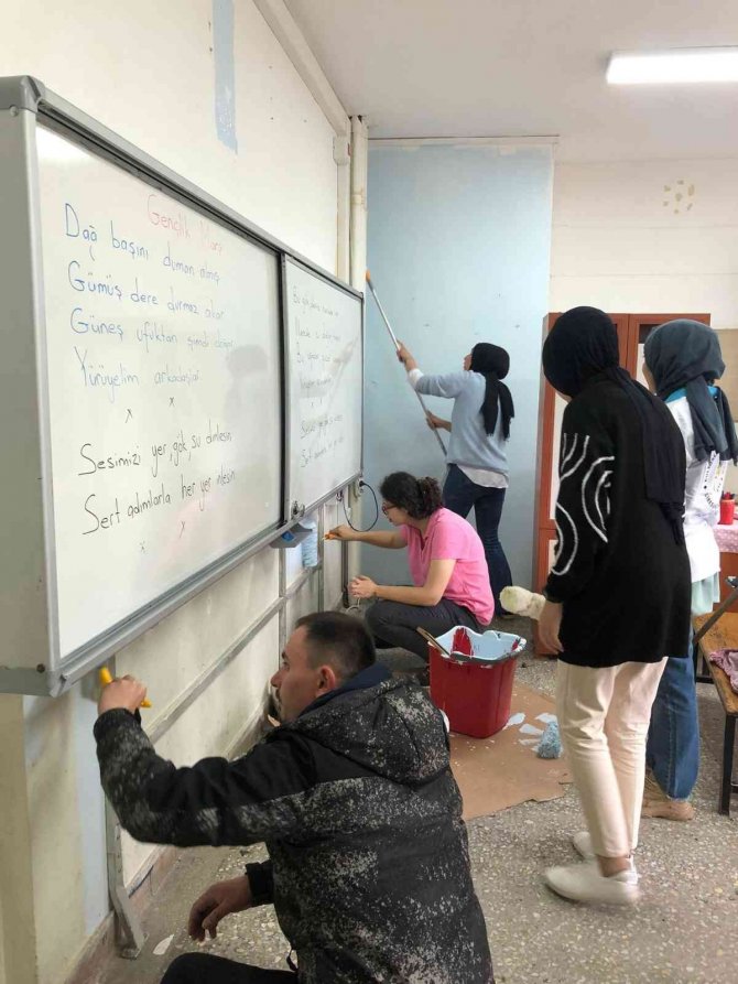 Üniversiteliler kendi harçlıklarıyla okul boyadı