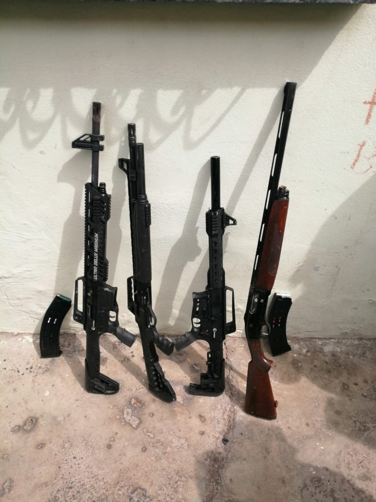 Vatandaşların ihbarı üzerine bahçede 4 av tüfeği bulundu 