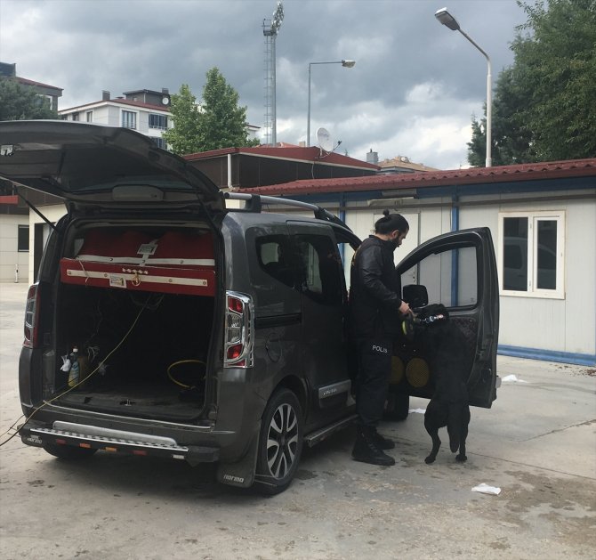 Araçlarında uyuşturucu ele geçirilen 2 kişi yakalandı