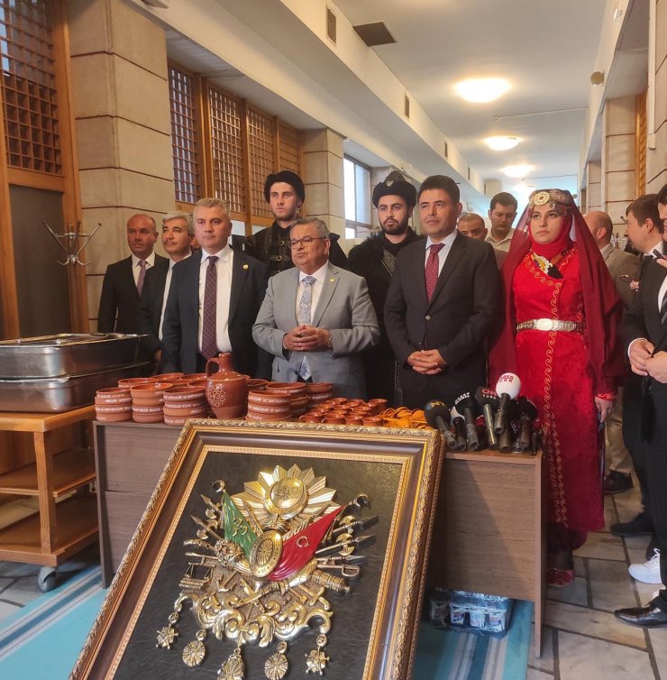 AK Parti'li Yağcı, Bilecik'in fetih yıl dönümü için pilav dağıttı