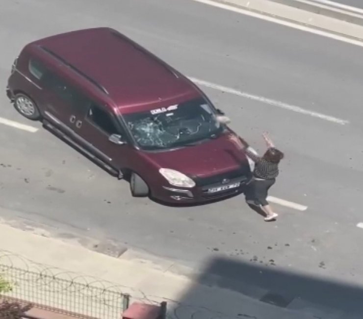 Beylikdüzü'nde kadın sürücü cipine çarpan aracı hurdaya çevirdi