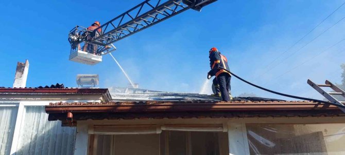 Çatıda çıkan yangın paniğe sebep oldu