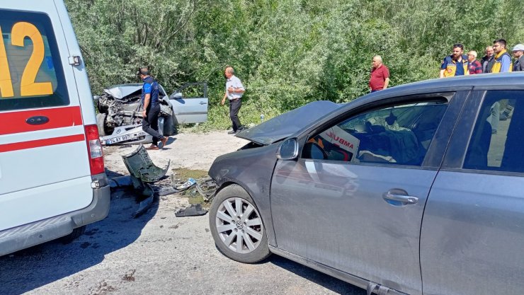 İki otomobil kafa kafaya çarpıştı: 8 yaralı