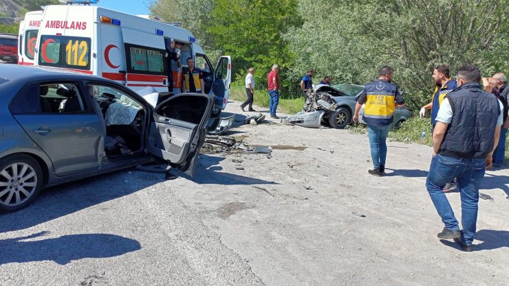 İki otomobil kafa kafaya çarpıştı: 8 yaralı