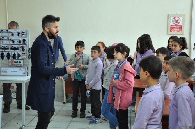 İlkokul öğrencileri meslek lisesi öğrencilerinin çalışmalarını inceledi