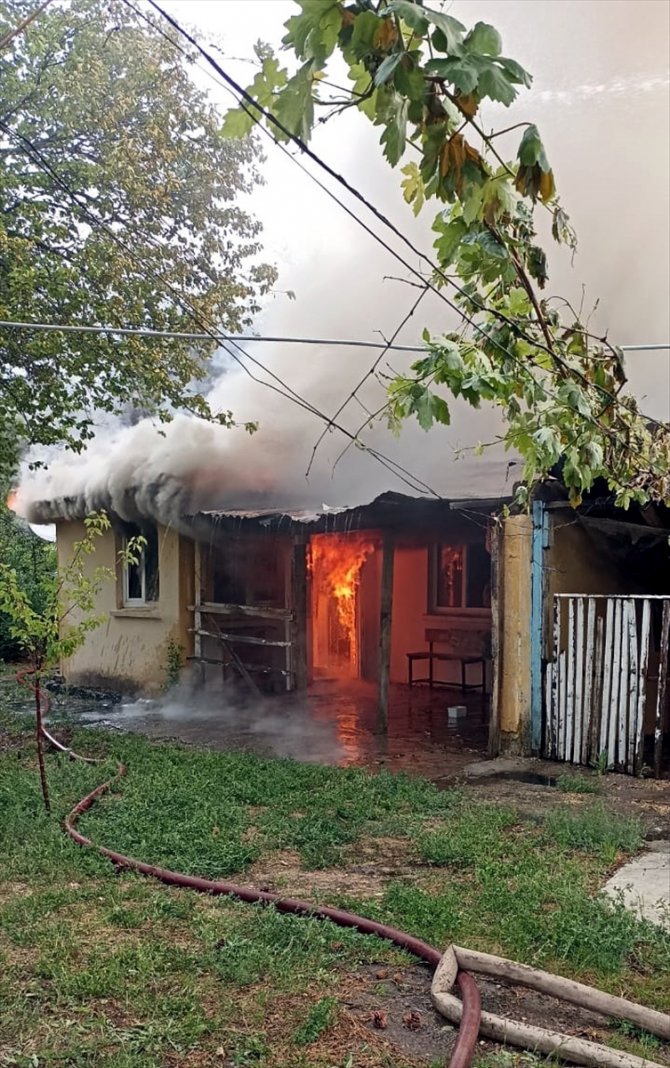 Lojmanlarda çıkan yangın söndürüldü
