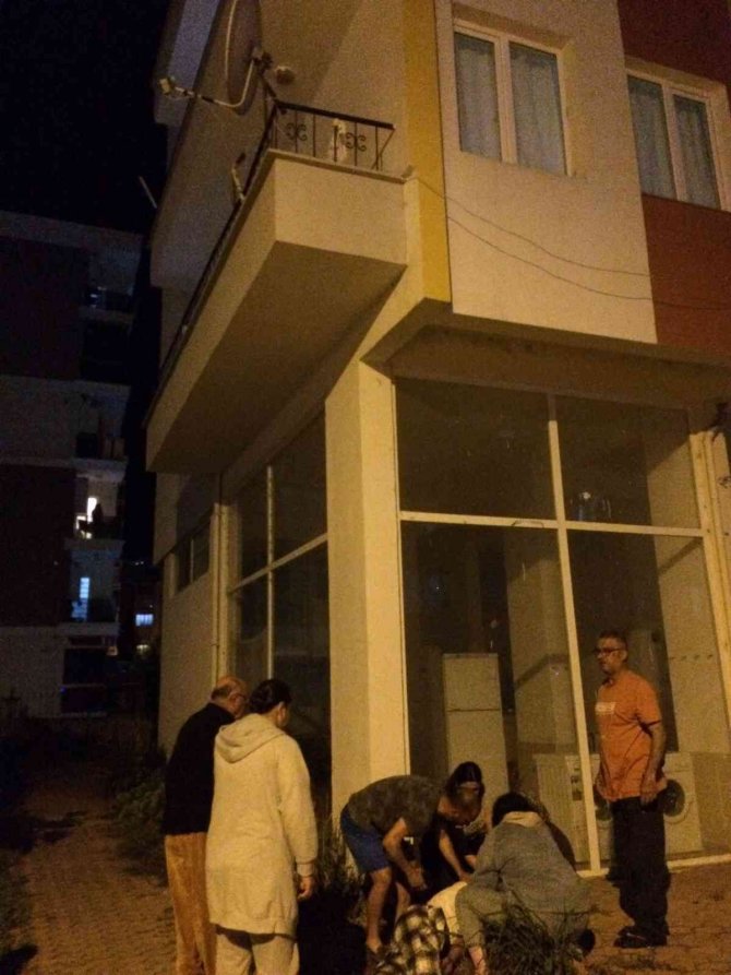 Kendini asan gence yoldan geçen polisler ve sağlıkçı eşi müdahale etti