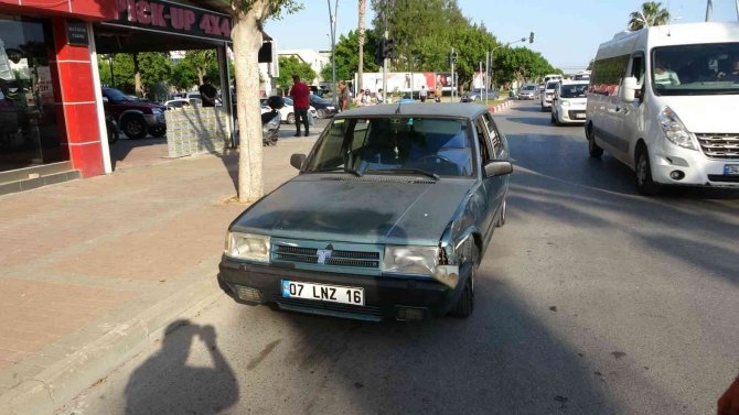 Kırmızı ışık ihlali yapan otomobil, motosiklete çarptı: 1 yaralı