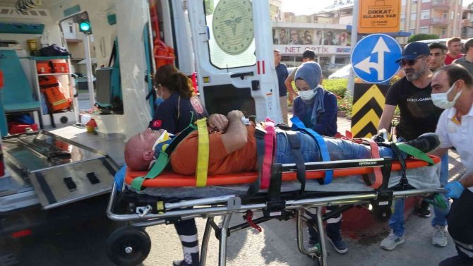 Kırmızı ışık ihlali yapan otomobil, motosiklete çarptı: 1 yaralı