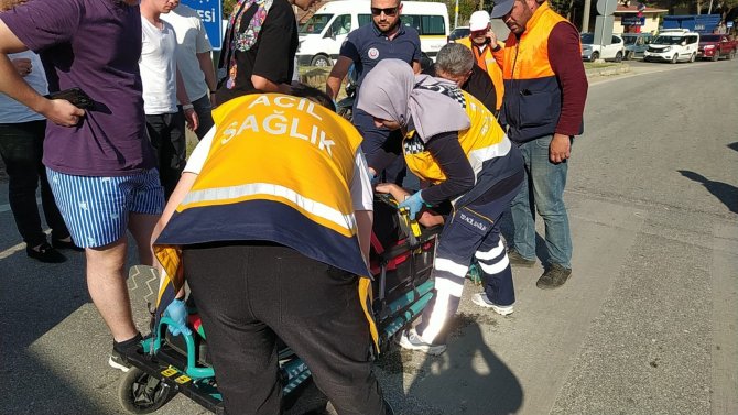 Liseli gençler otomobilin altında kalıp yaralandı