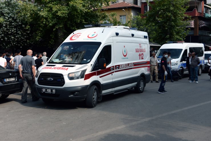 Sokakta yürüyen eşi ile yanındaki arkadaşını bacaklarından vurdu