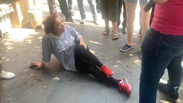 Sokakta yürüyen eşi ile yanındaki arkadaşını bacaklarından vurdu