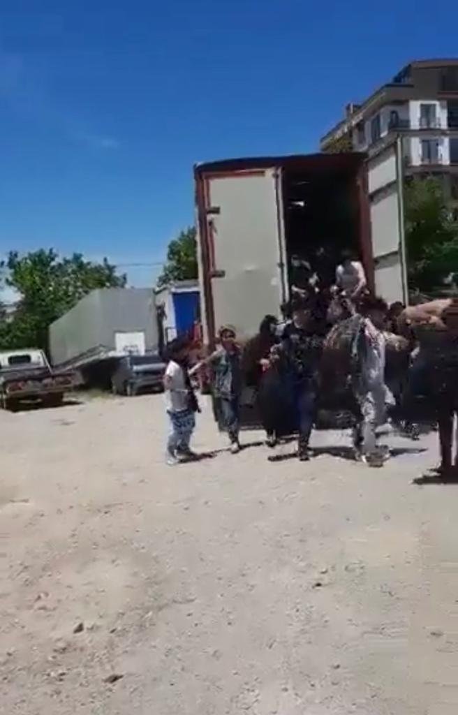 Sürücü belgesi yeterli çıkmadı, kamyonunun kasasında 27 Afgan yakalandı