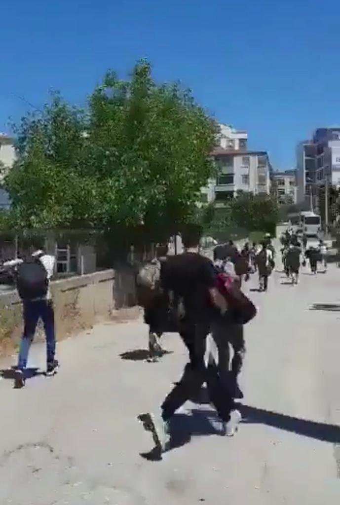 Sürücü belgesi yeterli çıkmadı, kamyonunun kasasında 27 Afgan yakalandı