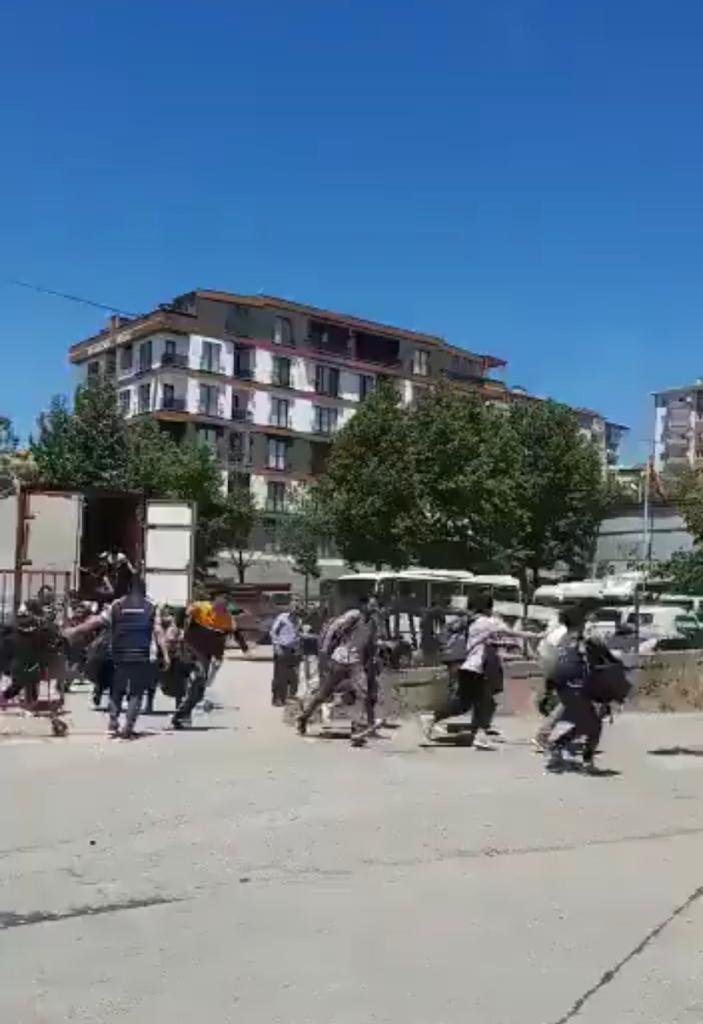 Sürücü belgesi yeterli çıkmadı, kamyonunun kasasında 27 Afgan yakalandı