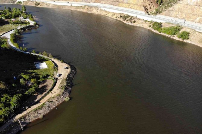 Torul Baraj Gölünde alg patlaması suyun rengini değiştirdi