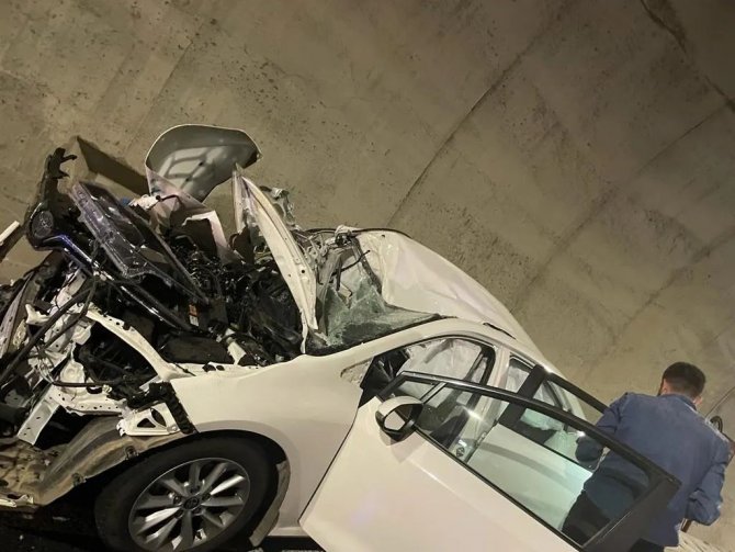 Tünelde otomobil traktöre çarptı: 2 yaralı