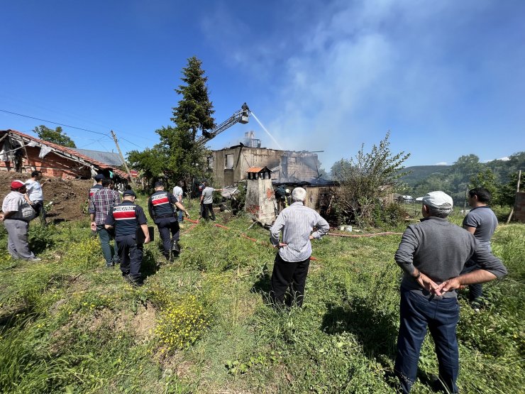 Yanan evi ve hayvanları için gözyaşı döktü