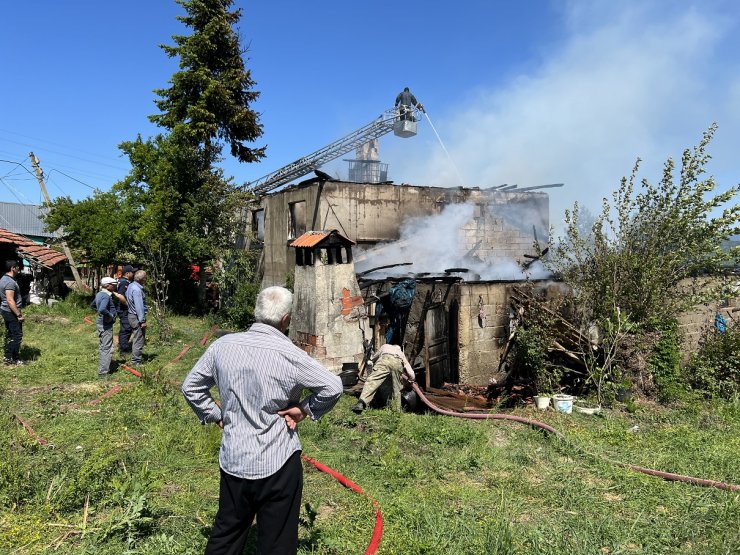 Yanan evi ve hayvanları için gözyaşı döktü
