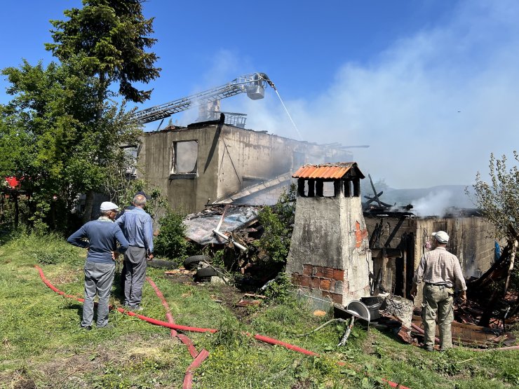 Yanan evi ve hayvanları için gözyaşı döktü