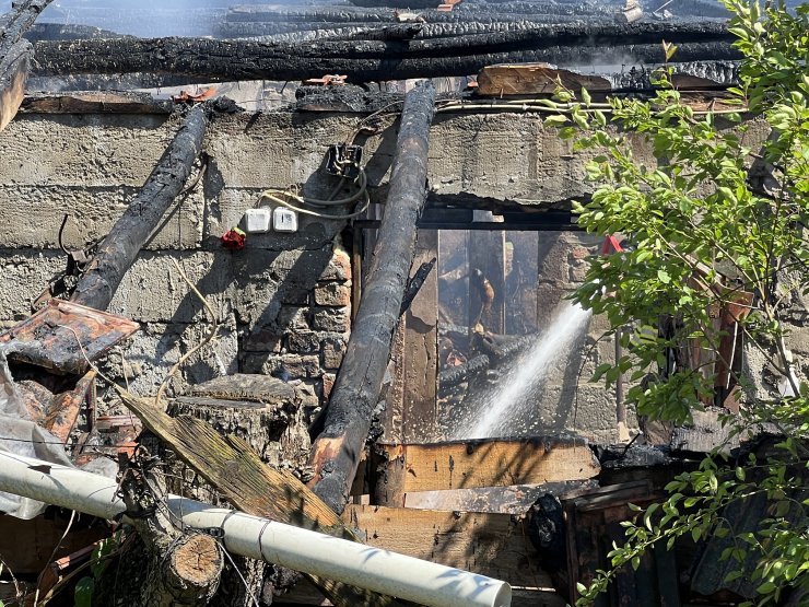 Yanan evi ve hayvanları için gözyaşı döktü