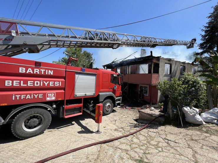 Yanan evi ve hayvanları için gözyaşı döktü