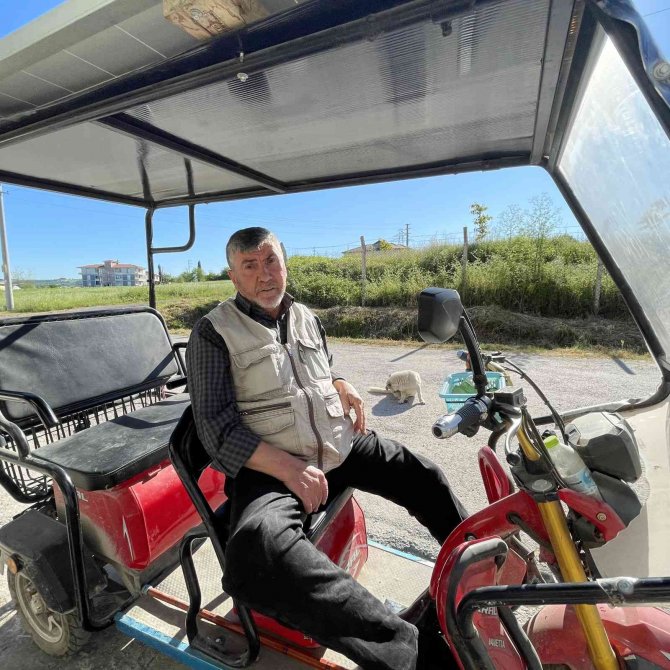 Aldığı elektrikli aracına güneş enerjisi taktırdı