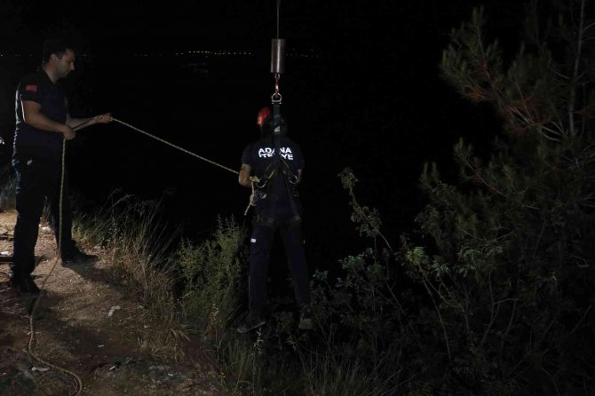 Cep telefonuyla konuşurken 50 metrelik uçurumdan düştü