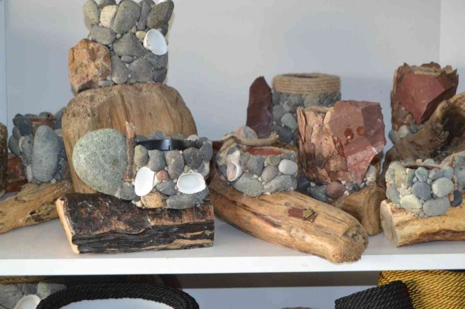 Deniz kenarından topladıkları atıklar, el emeği ürünlere dönüşüyor