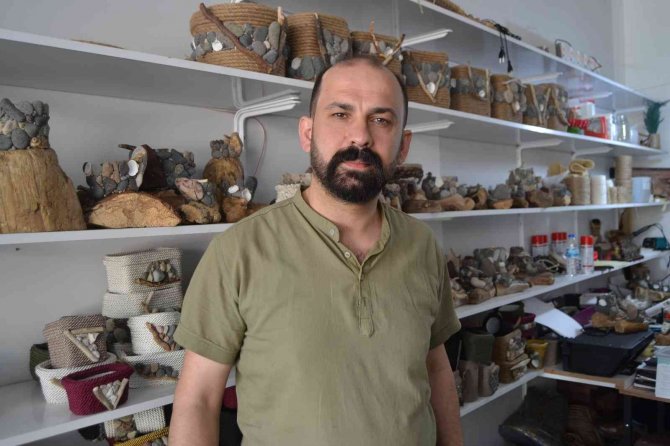 Deniz kenarından topladıkları atıklar, el emeği ürünlere dönüşüyor